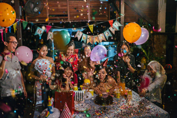 grupo de amigos celebrando el cumpleaños juntos - birthday party fotografías e imágenes de stock