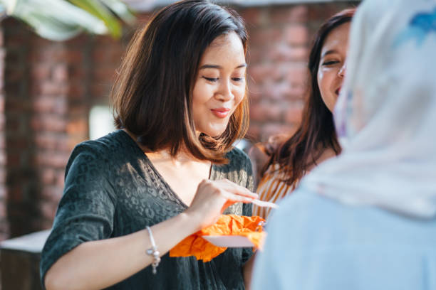 istock Best Friends Eating Together 1139959634