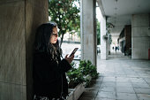 junge-frau-mit-smartphone.jpg?b=1&s=170x170&k=20&c=9syDCbGsPi6L__Drtp1r8nvJuyskY6QNpmDgTG2SHfo=