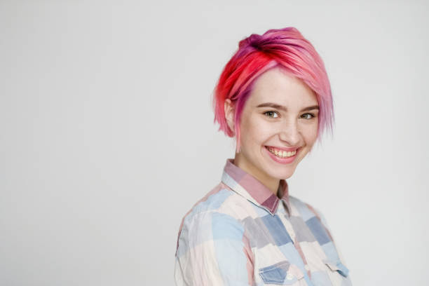 joven hermosa chica con un pelo corto cortado pixie bob. coloración del cabello color rojo, color rosa. camisa en una bodega, estilo casual. - ombré fotos fotografías e imágenes de stock