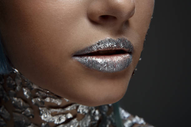 belle fille avec une coupe courte et un temple rasé et des cheveux teints. maquillage métallique et peinture corporelle, des morceaux brillants de métal paillettes sur les lèvres et la poitrine. - fashionable the human body short hair human head photos et images de collection