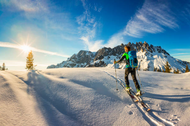 sci alpinismo di fondo sulle alpi con il monte hochkönig sullo sfondo - alpi - tirol season rock mountain peak foto e immagini stock