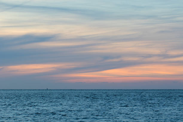 ナチュラルウォッシュドパステル cloudscape夜明けに海とかすかな雲の空。ソフト背景画像 - cirrus cloud cloudscape stratus ストックフォトと画像