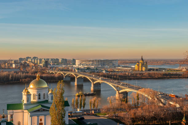 arquitectura da cidade e a ponte através do rio. nizhny novgorod, rússia - novgorod - fotografias e filmes do acervo