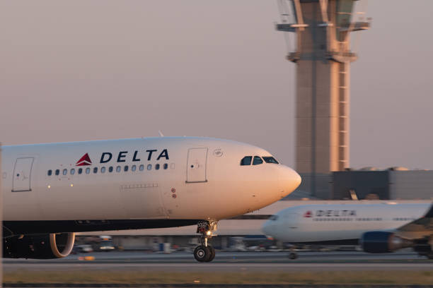 델타 항공 제트 앳 lax - delta air lines 뉴스 사진 이미지