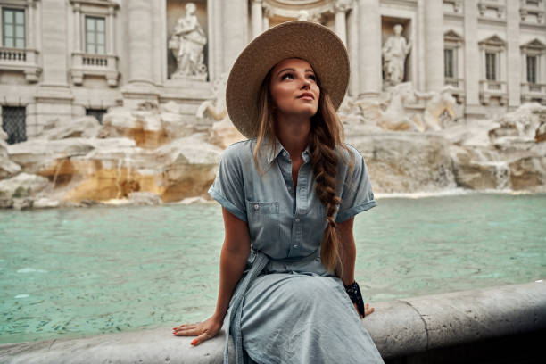 Mujer joven disfrutando de Roma - foto de stock