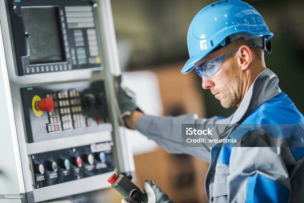 Operador De Máquina Cnc Foto de stock y más banco de imágenes de Máquina CNC - Máquina CNC, Oficio, Trabajador manual - iStock Operador De Máquina Cnc Foto de stock y más banco de imágenes de Máquina CNC - Máquina CNC, Oficio, Trabajador manual - iStock