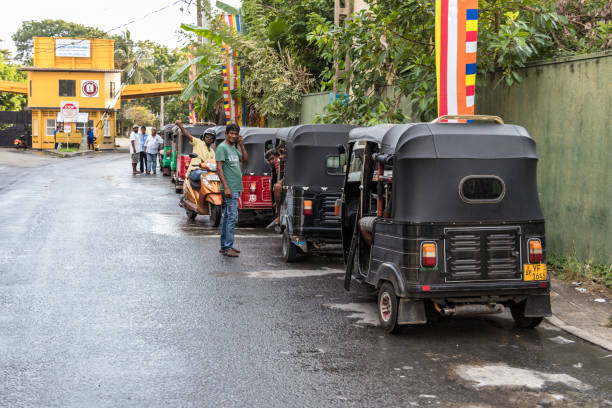 schlange der tuk-tuk-fahrer, die vor dem port terminal in galle, sri lanka, auf passagiere warten. - sri lanka jinrikisha rickshaw tricycle stock-fotos und bilder