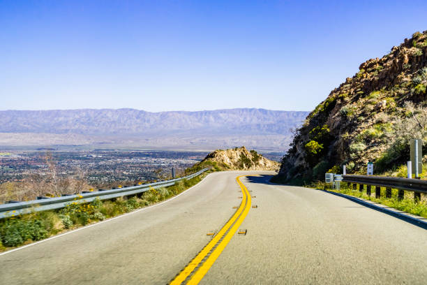 podróż w kierunku coachella valley przez santa rosa i san jacinto mountains national monument, południowa kalifornia, południowa kalifornia; kwiaty rosnące na poboczu drogi - road trip audio zdjęcia i obrazy z banku zdjęć