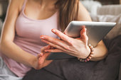 ausschnitt-schuss-von-frau-mit-tablette-im-bett.jpg?b=1&s=170x170&k=20&c=FF9GV5WN8Iq8WMqCLEozoJKoODTixVrH6dNxlJzqCzY=