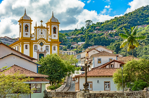 Paisaje urbano de la ciudad de Ouro Preto con iglesia y colinas photo