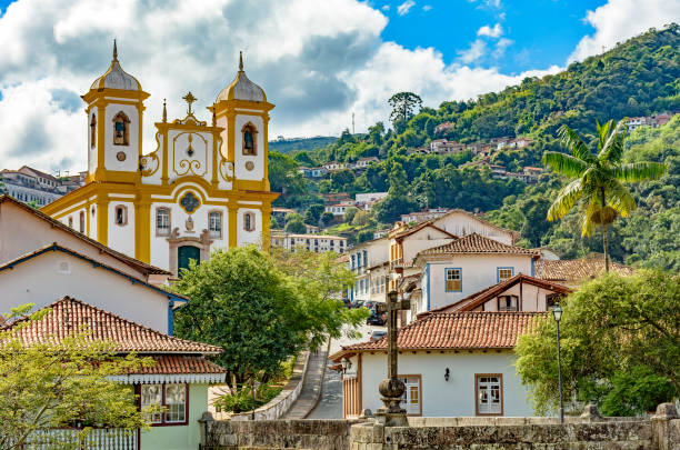 pejzaż miasta ouro preto z kościołem i wzgórzami - unesco world heritage site cathedral christianity religion zdjęcia i obrazy z banku zdjęć