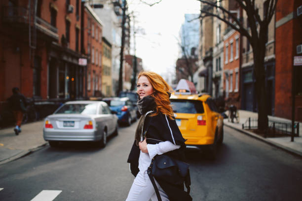 mujer pelirroja joven caminando por las calles de west village, manhattan, ny - greenwich village fotografías e imágenes de stock