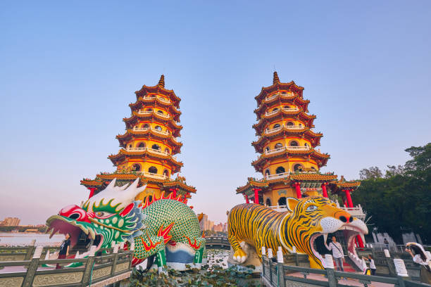 3 décembre 2018: les gens viennent au mérite à cih ji dragon et tigre pagodes sur l’étang de lotus à l’heure du coucher du soleil, la ville de kaohsiung. - great dagon pagoda photos et images de collection