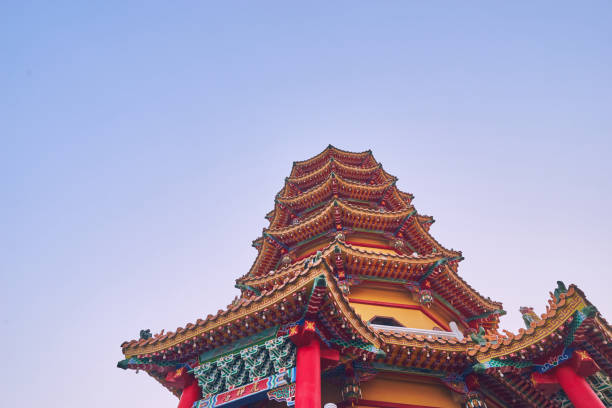 3 décembre 2018: les deux tours du dragon de cih ji et des pagodes de tigre sur l’étang de lotus dans l’heure du coucher du soleil, ville de kaohsiung. - great dagon pagoda photos et images de collection