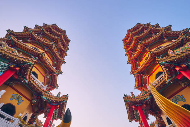 3 décembre 2018: les deux tours du dragon de cih ji et des pagodes de tigre sur l’étang de lotus dans l’heure du coucher du soleil, ville de kaohsiung. - great dagon pagoda photos et images de collection