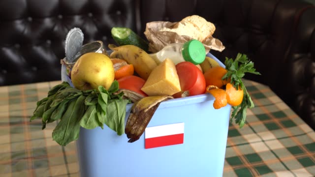 Food waste in the garbage bin. The problem of food waste in Poland