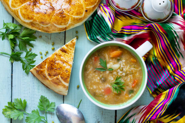 cocina árabe. eventos ramadán. sopa de frijol mung del medio oriente en mesa de madera. vista superior fondo plano lay. - 12042 fotografías e imágenes de stock