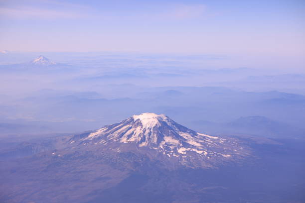 istock Mount Rainier in Washington at Sunrise 1140060868