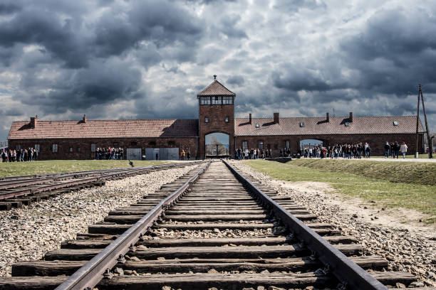 entrada de ferrocarril de la puerta de auschwitz birkenau, campo de concentración y exterminio nazi alemán en la segunda guerra mundial - adolf hitler fotografías e imágenes de stock