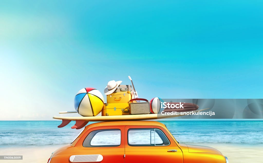 小復古汽車與行李, 行李和海灘設備的屋頂上, 完全擠滿了, 準備暑假, 與家人和朋友的公路旅行的概念, 夢想的目的地, 非常生動的顏色與優勢的藍天和海洋和明亮的橙色汽車。 - 免版稅夏天圖庫照片