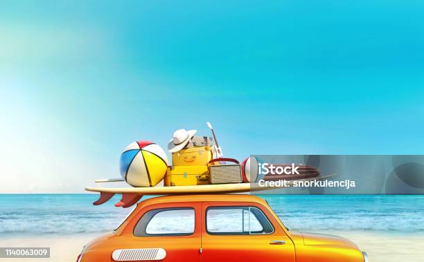 小復古汽車與行李 行李和海灘設備的屋頂上 完全擠滿了 準備暑假 與家人和朋友的公路旅行的概念 夢想的目的地 非常生動的顏色與優勢的藍天和海洋和明亮的橙色汽車 照片檔及更多 夏天 照片
