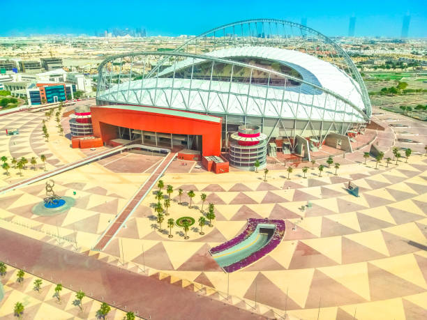 la vista superior del estadio khalifa - fifa world cup fotografías e imágenes de stock