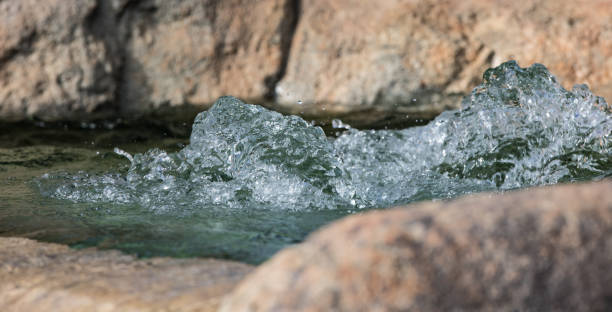 écoulement des eaux souterraines dans les roches - fountain water stone falling water photos et images de collection