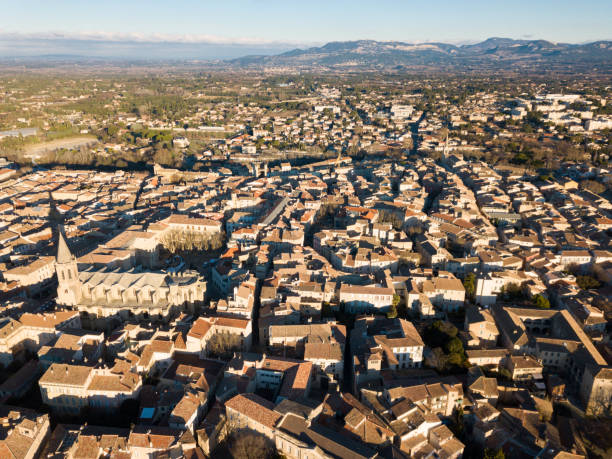 vue aérienne de la français ville de carpentras. provence, france - birdview photos et images de collection