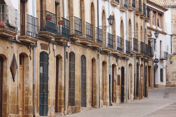 традиционная улица с каменными фасадами в андалусии. испания - 4811 стоковые фото и изображения