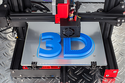 Rojo negro impresión Impresora 3D símbolo logotipo azul en placa de diamante de metal futuro moderno concepto de tecnología photo