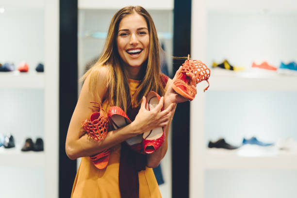 woman enjoying the day in the shopping mall - shoe store shoe shopping retail imagens e fotografias de stock