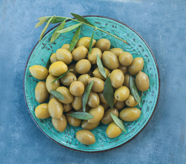 аутентичные органические продукты питания. оливки каламата итальянские delishes на тарелке - calamata olive стоковые фото и изображения