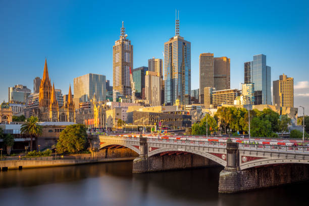 skyline di melbourne - victoria state melbourne australia church foto e immagini stock