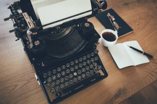 máquina de escrever do vintage na mesa dos escritores - 1930s style typewriter old retro revival - fotografias e filmes do acervo