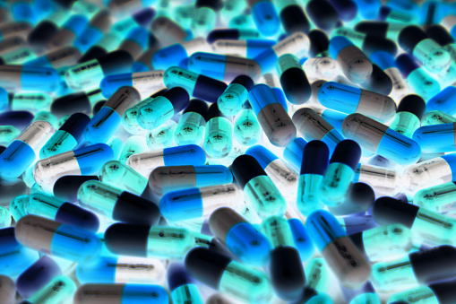 Pila de azul, verde, y el color blanco de las píldoras de la cápsula con la luz de diseño moderno. Concepto de medicina toxicológica. QC y QA en el fondo de la industria farmacéutica. Atención sanitaria global. photo