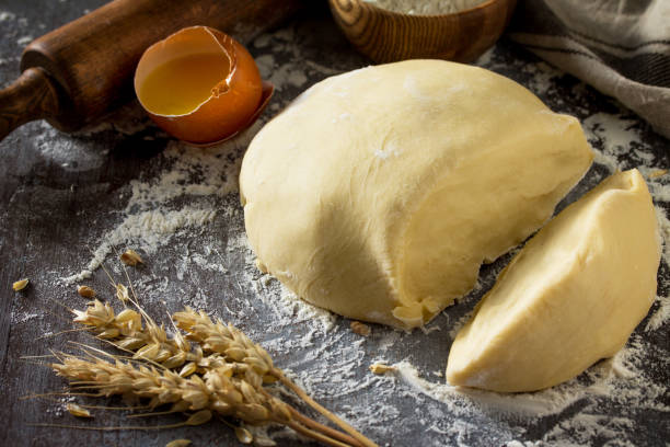 massa de pão, fundo do cozimento. esfera crua da massa de pão ou pizza em uma tabela escura. - 15796 - fotografias e filmes do acervo