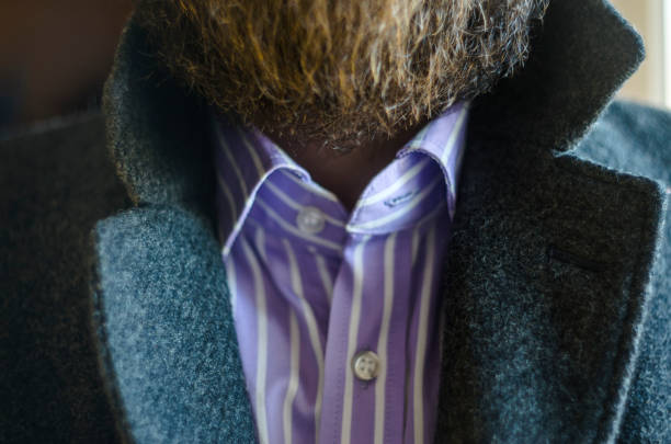 회색 코트에서 제기 된 라 펠의 클로즈업 보기 - lapel suit macro businessman 뉴스 사진 이미지