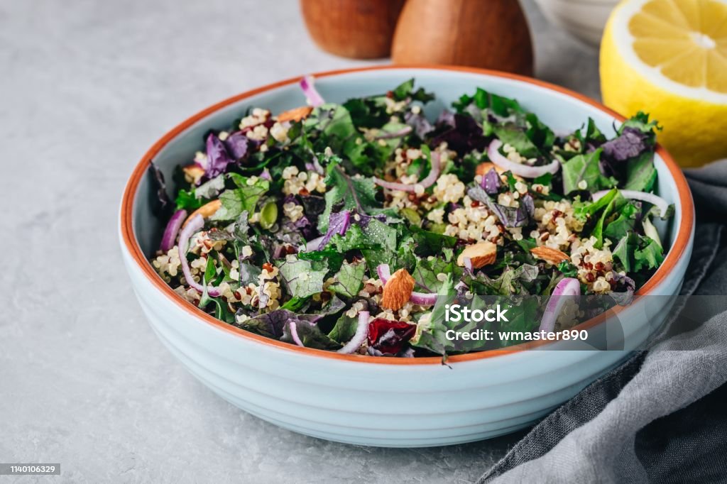 Gesunde Schüssel Kale und Quinoa Salat mit Preiselbeere, roten Zwiebeln und Mandeln - Lizenzfrei Salat - Speisen Stock-Foto