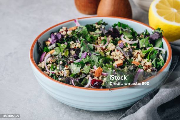 Gesunde Schüssel Kale Und Quinoa Salat Mit Preiselbeere Roten Zwiebeln Und Mandeln Stockfoto und mehr Bilder von Salat - Speisen