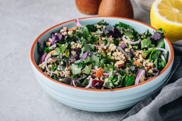 insalata sana di cavolo e quinoa con mirtillo rosso, cipolle rosse e mandorle - healthy eating close up lemon nut foto e immagini stock