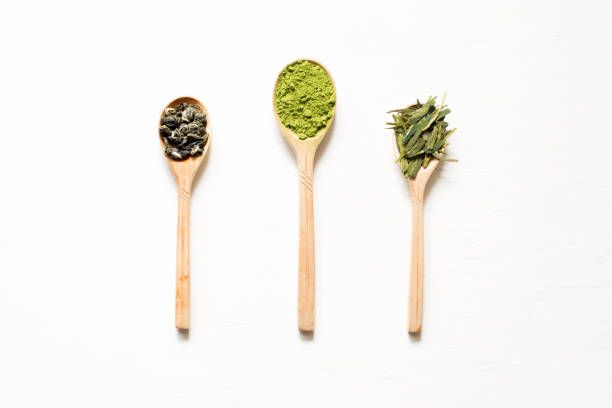 빌 루 춘, 말 차와 룽 징. 흰색 바탕에 숟가락으로 중국 잎과 일본 분말 녹차. - longjing 뉴스 사진 이미지