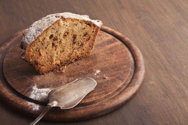 istock Half of easter cake sprinkled with powdered sugar 1140115334