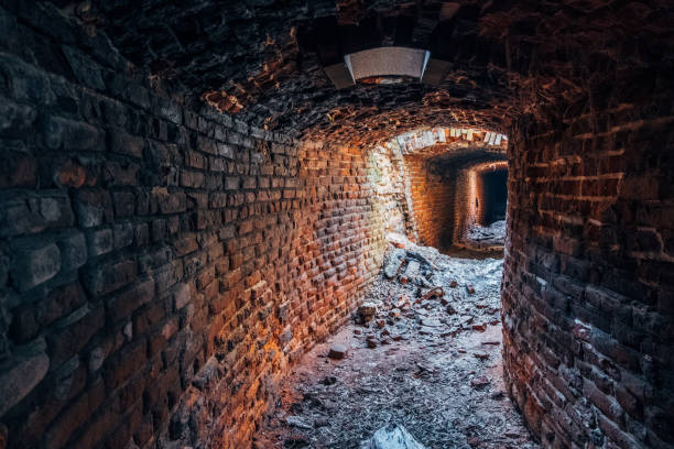 istock Old turning underground ruined red brick historical vaulted tunnel 1140115431