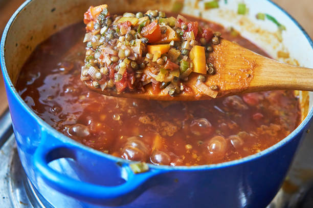 ソース付きパスタ - cooking domestic kitchen vegetable soup ストックフォトと画像