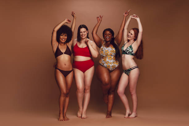 donne di diverse dimensioni in bikini che ballano insieme - biancheria intima foto e immagini stock
