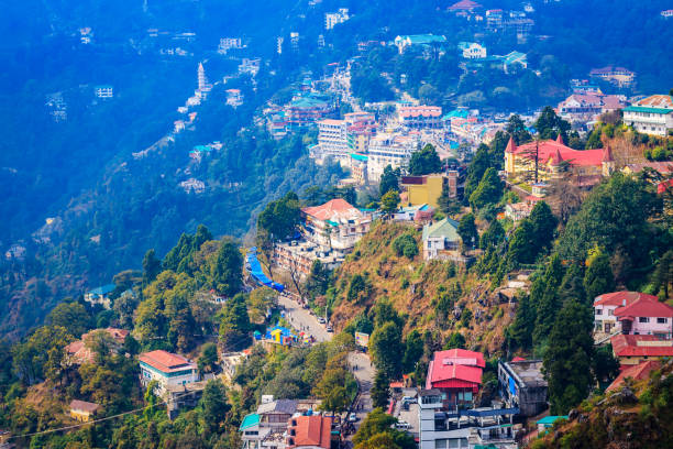 mussoorie landscape in cloudy rainy monsoon season - stock image - mountain himalayas india mountain range imagens e fotografias de stock