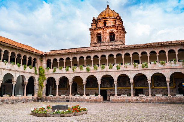 vista de koricancha el templo más importante en el imperio inca dedicateed al dios del sol en cusco - provincia de cuzco fotografías e imágenes de stock