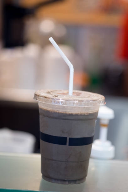 istock Hojicha ice tea with straw in cup 1140132716