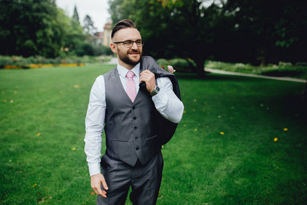 portrait d’un beau marié dans un costume gris avec une cravate et un gilet. - pocket suit glasses jacket photos et images de collection